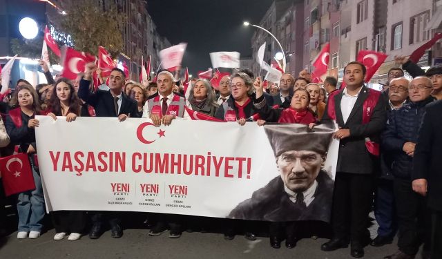 Gebze’de Rüzgâra Rağmen Cumhuriyet Coşkusu: Yeni Parti’den Fener Alayı ve Konser