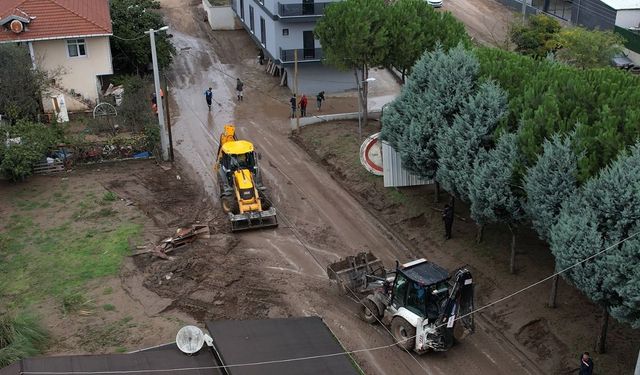 Büyükşehir ekipleri gece gündüz sahada;  Başiskele’de selin izleri siliniyor