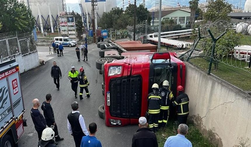 Konteyner yüklü TIR, fabrika duvarını yıkarak devrildi