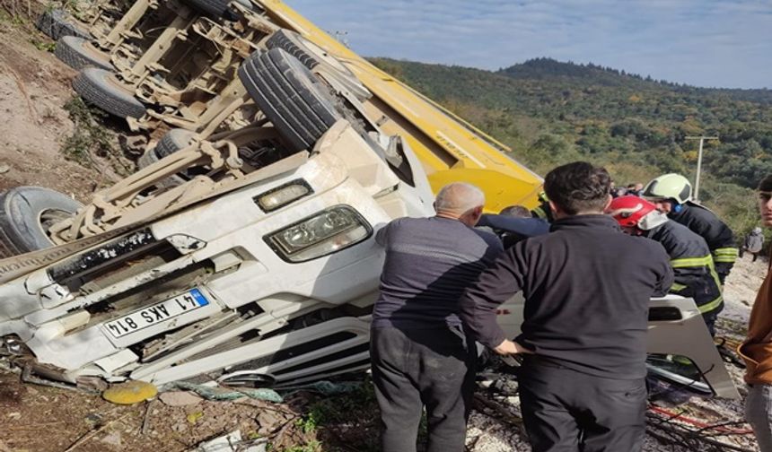 Hafriyat kamyonu şarampole devrildi: 1 ölü, 1 yaralı