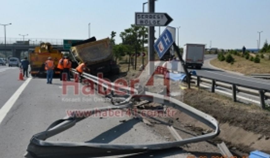 Kontrolden Çıkan Tır Bariyerlere Çarptı  