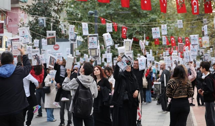 Kocaeli’de gelenek bozulmadı, kitaplar yine ilk ağaçlarda açtı!