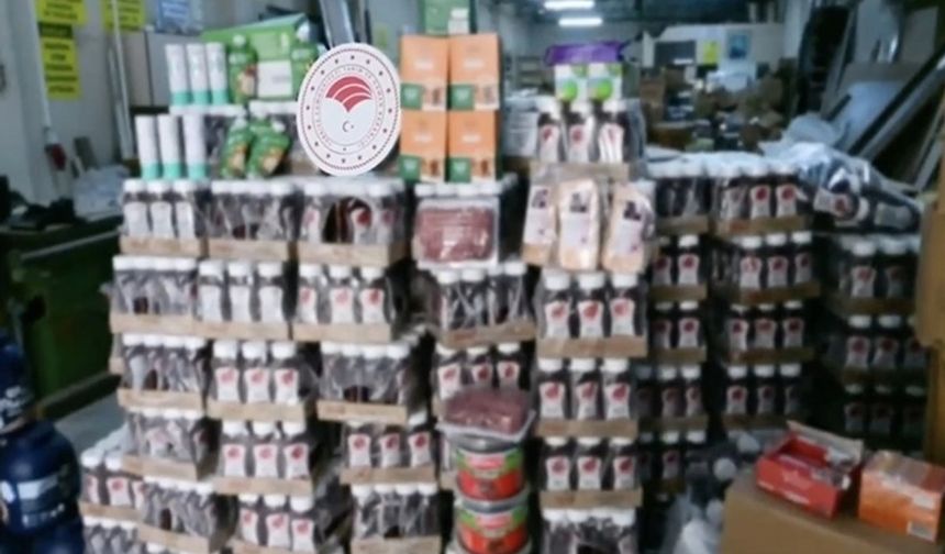 İzmir’de Tarihi Geçmiş 30 Ton Gıda Ele Geçirildi!