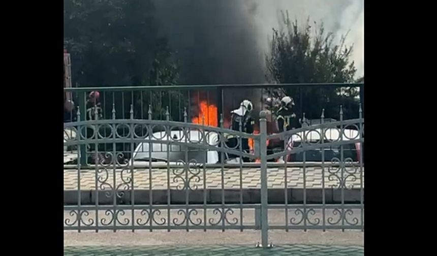 İzmit’te Park Halindeki Araç Alev Aldı: Kısa Sürede Patlama Yaşandı