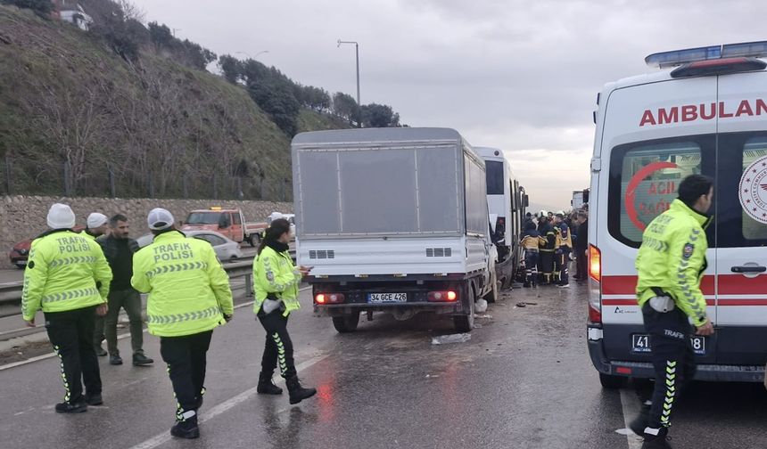 Dilovası D-100’de Zincirleme Kaza: Personel Servisi Tıra Çarptı, 7 Yaralı