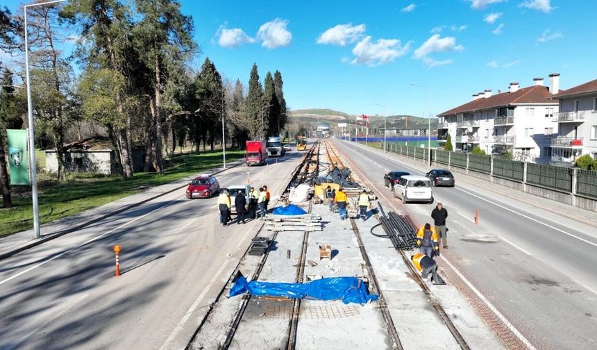 Raylar tam yol Kartepe’ye doğru döşeniyor