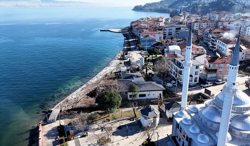 Ulaşlı sahil şeridi fırtınaya karşı yenileniyor