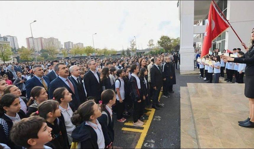 Okullarda 6 Şubat için saygı duruşunda bulunuldu