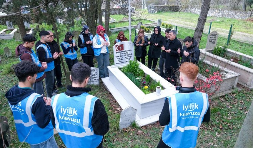 Gençler, şehitliğe giderek saygı görevini yerine getirdi