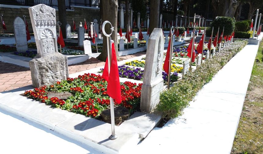 Kocaeli Büyükşehir'den 18 Mart öncesi şehitliklerde titiz çalışma