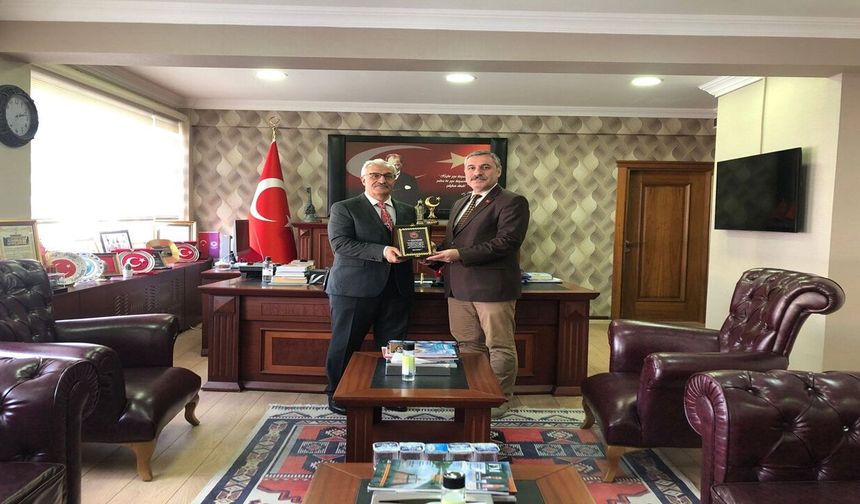 Murat Taşdemir’e Kaymakam Özyiğit’ten Plaket