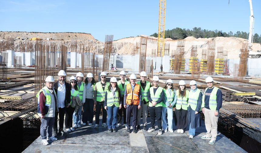 Çiftçi, hastane inşaatını GTÜ’lü öğrencilerle birlikte inceledi