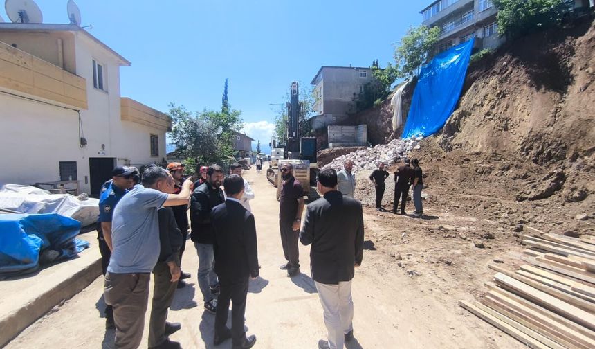 Vali Aktaş, İzmit İlçemizdeki Toprak Kayması Alanında İncelemelerde Bulundu