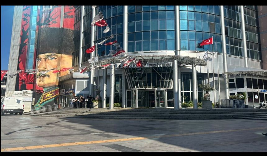 İzmit Belediyesi’ne Büyük Yolsuzluk Operasyonu: Başkan Ve Eşi Dahil 31 Gözaltı Kararı
