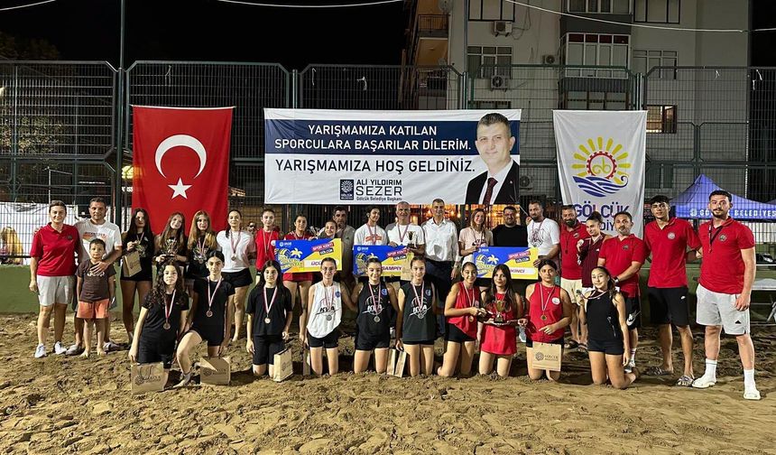 Plaj Voleybolunda Minik Sporculardan Büyük Mücadele