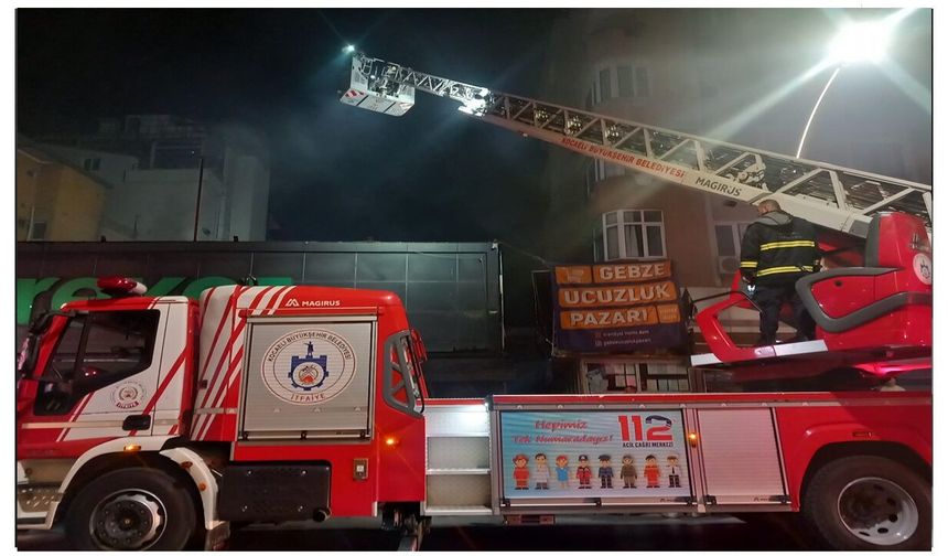 Gebze’de Gece Yarısı Market Yangını: Bekçi Dumandan Etkilendi