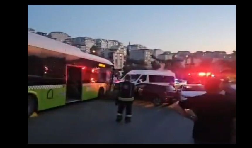 Gebze’de belediye otobüsü karşı şeride geçti: 2’si çocuk 3 kişi yaralandı