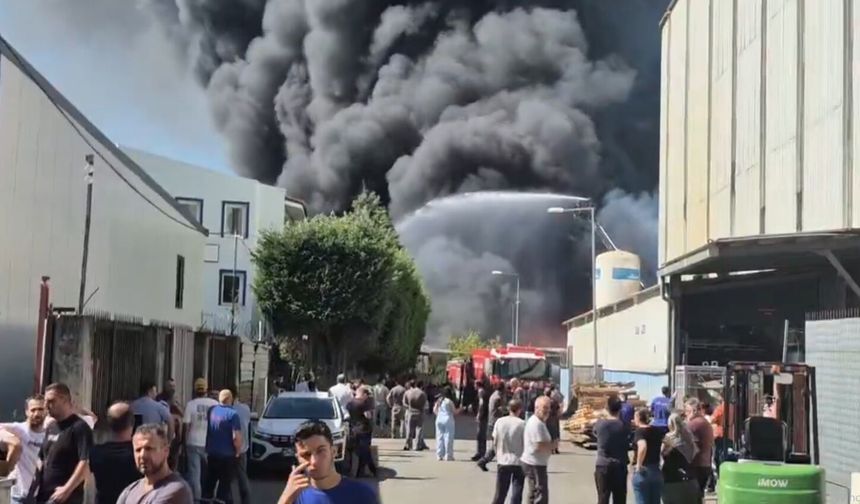Tuzla Orhanlı Deri Sanayi Bölgesi'nde bir fabrikada büyük çaplı yangın çıktı