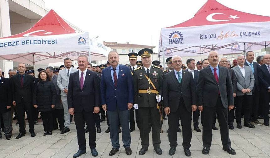 Gebze Kent Meydanı’nda Cumhuriyet Gururu! Protokol Bir Araya Geldi