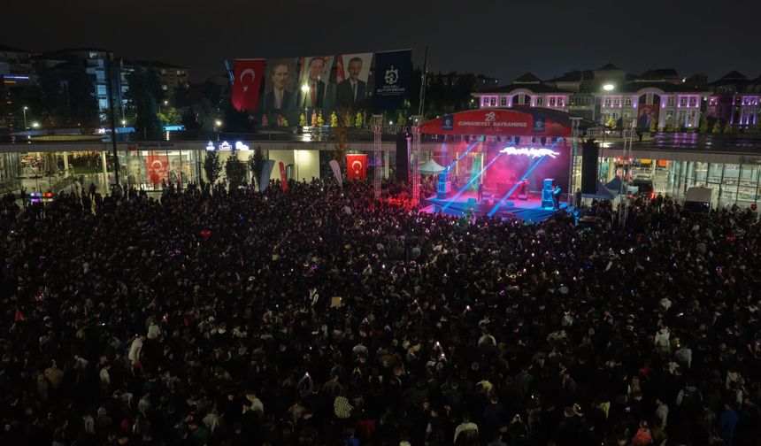 Sagopa sahneye çıktı, Milli İrade Meydanı yıkıldı