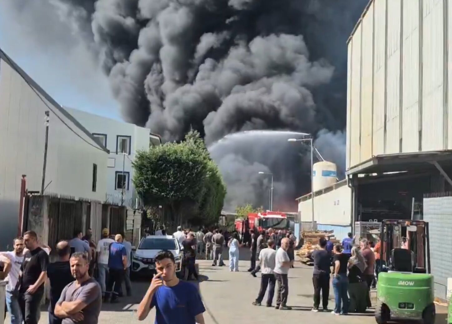 Tuzla Orhanlı Deri Sanayi Bölgesi'nde bir fabrikada büyük çaplı yangın çıktı